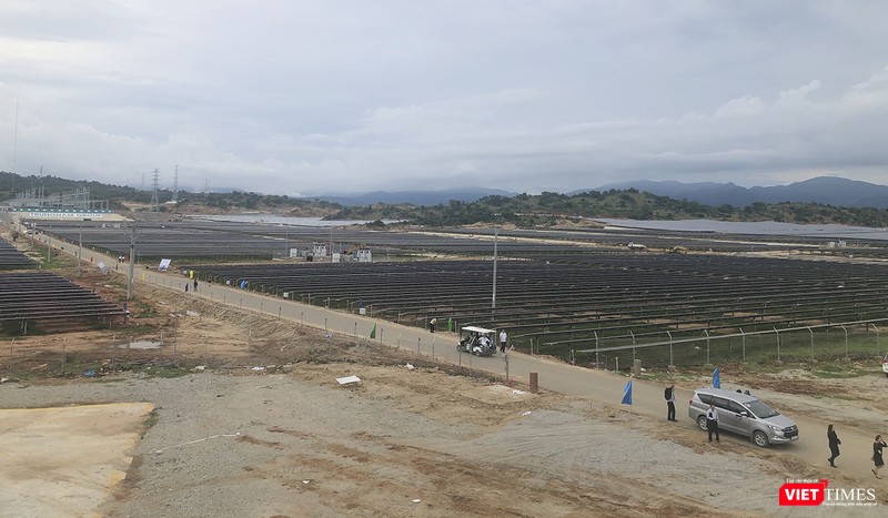 Nhà máy sử dựng 1,4 triệu tấm pin mặt trời, trải dài trên diện tích hơn 557 ha