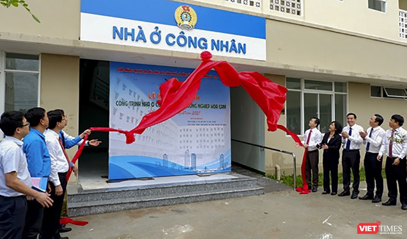 Lãnh đạo Thành uỷ, UBND TP Đà Nẵng và các cơ quan liên quan tại sự kiện đưa trình nhà ở cho công nhân khu công nghiệp Hoà Cầm vào hoạt động