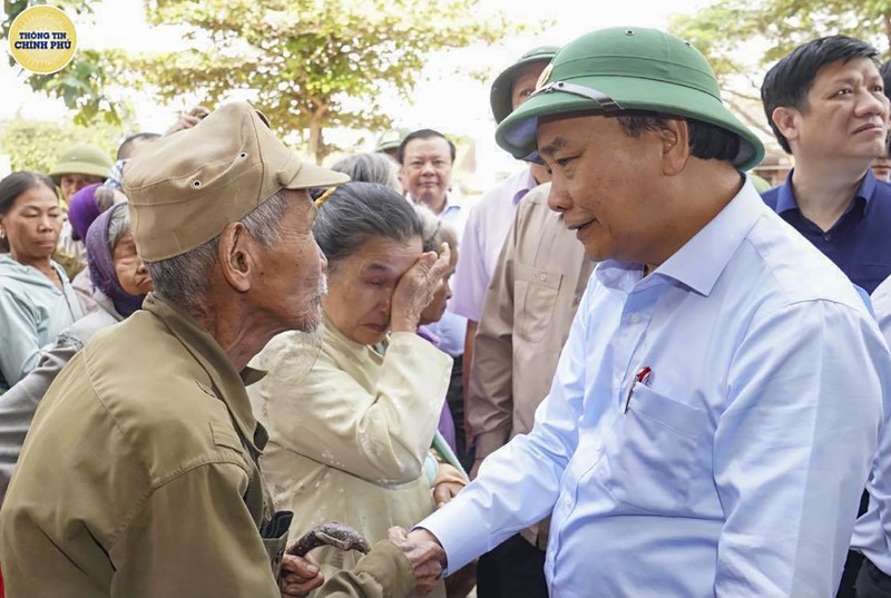 Thủ tướng Chính phủ Nguyễn Xuân Phúc trong chuyến thăm người dân vùng lũ tỉnh Quảng Bình (Ảnh: VGP)