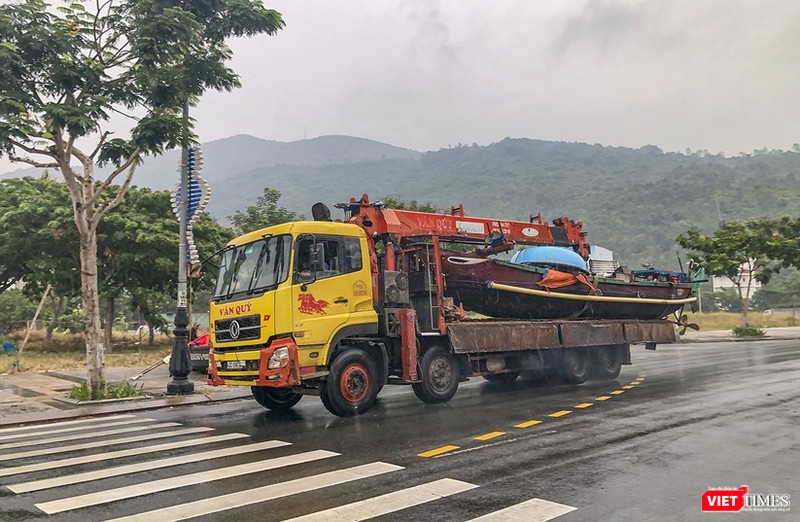 Lực lượng chức năng cầu tàu thuyền đua lên bờ để phòng chống bão Lực lượng chức năng cầu tàu thuyền đua lên bờ để phòng chống bão