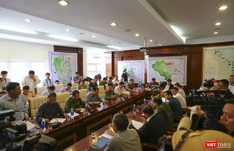 Quang cảnh cuộc họp Ban chỉ huy tiền phương ứng phó với bão số 9 đóng tại Đà Nẵng Quang cảnh cuộc họp Ban chỉ huy tiền phương ứng phó với bão số 9 đóng tại Đà Nẵng