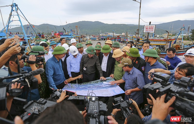 Phó Thủ tướng Chính phủ Trịnh Đình Dũng và Bộ trưởng Bộ NN-PTNT Nguyễn Xuân Cường tại buổi kiểm tra tình hình ứng phó bão số 9 tại âu thuyền Thọ Quang (Đà Nẵng