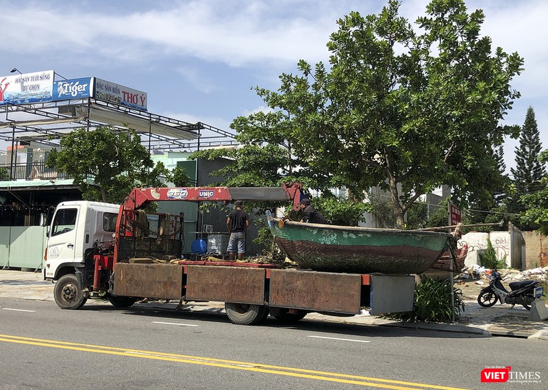 Tàu thuyền được cầu lên bờ để tránh bão Tàu thuyền được cầu lên bờ để tránh bão