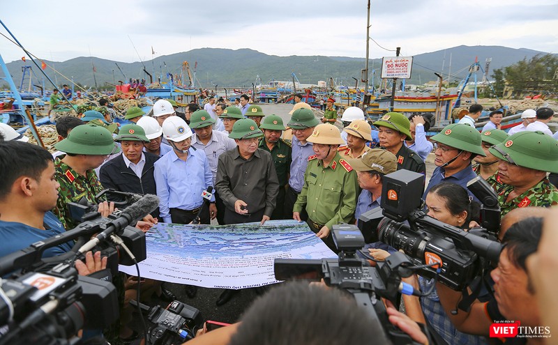 Phó Thủ tướng Trịnh Đình Dũng và Bộ trưởng Bộ NN&PTNT Nguyễn Xuân Cường tại chuyến thị sát ứng phó bão số 9 tại âu thuyền Thọ Quang (Đà Nẵng) Phó Thủ tướng Trịnh Đình Dũng và Bộ trưởng Bộ NN&PTNT Nguyễn Xuân Cường tại chuyến thị sát ứng phó bão số 9 tại âu thuyền Thọ Quang (Đà Nẵng)