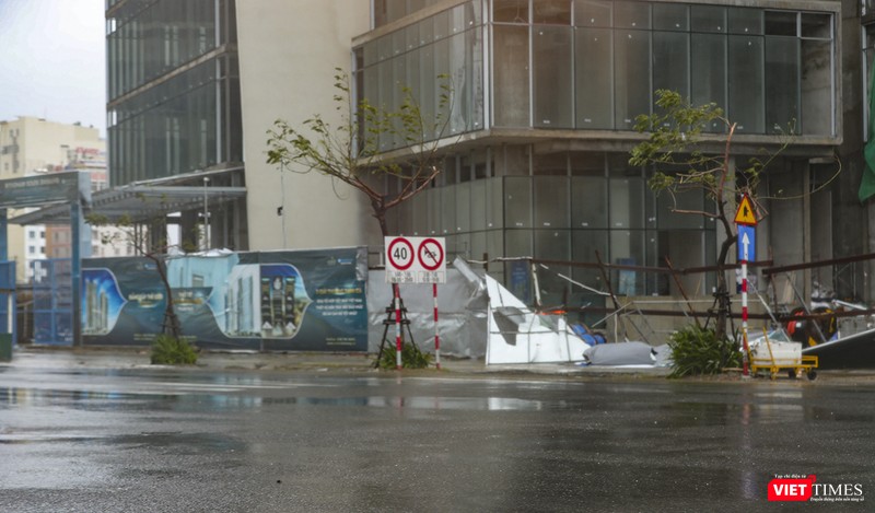 Thêm một đoạn tường rào công trình bị gió đốn ngã