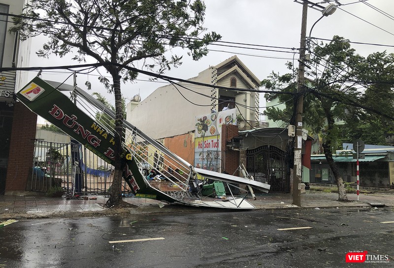 Thêm một biển hiệu nhà hàng khu vực ven biển bị gãy đổ