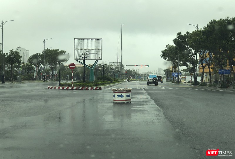 Bùng binh - một vật thấp, nặng cũng bị gió thổi ra giữa đường