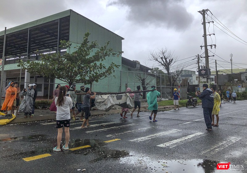 Ngư dân gánh thuyền chạy bão