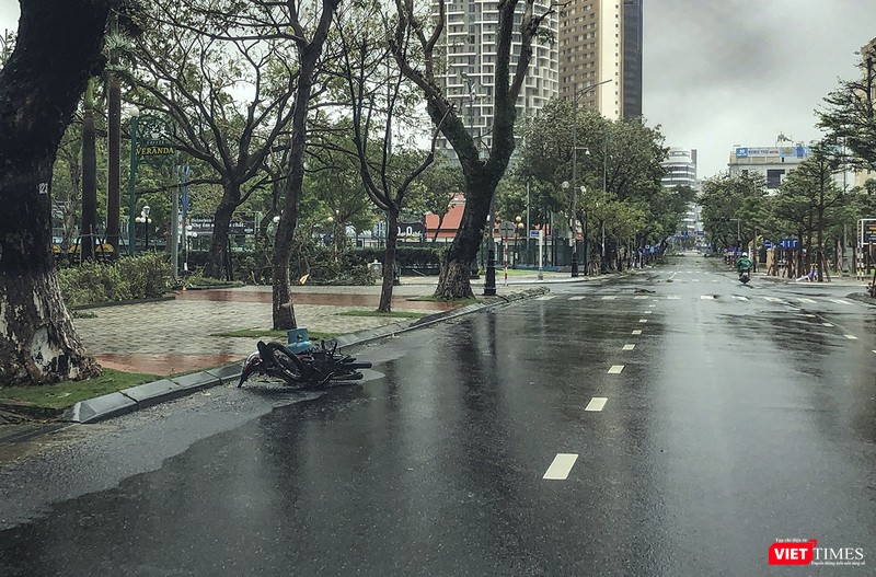 Một người đi đường phải vứt xe vì gió thổi quá mạnh