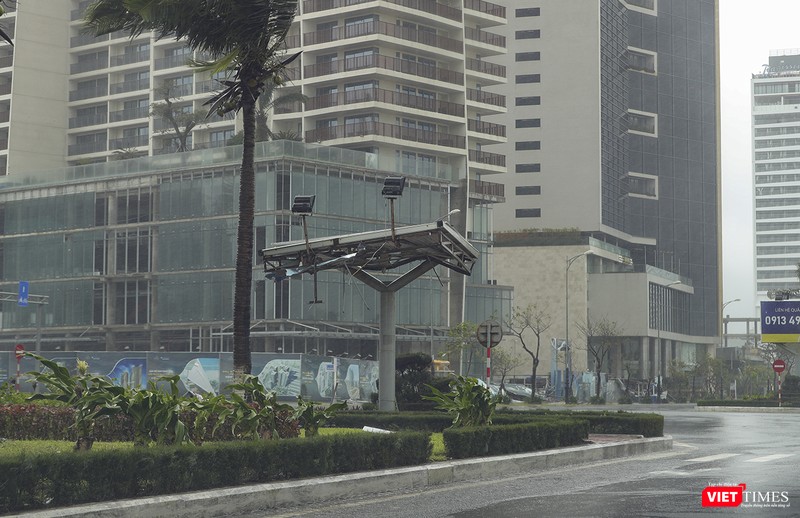 Khiến biển quảng cáo gãy ngang