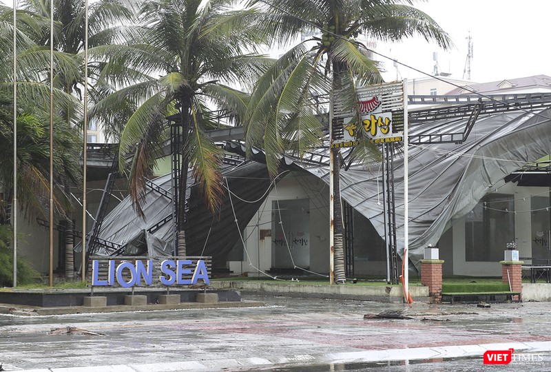 Mái che một nhà hàng ven biển bị gió thổi sập