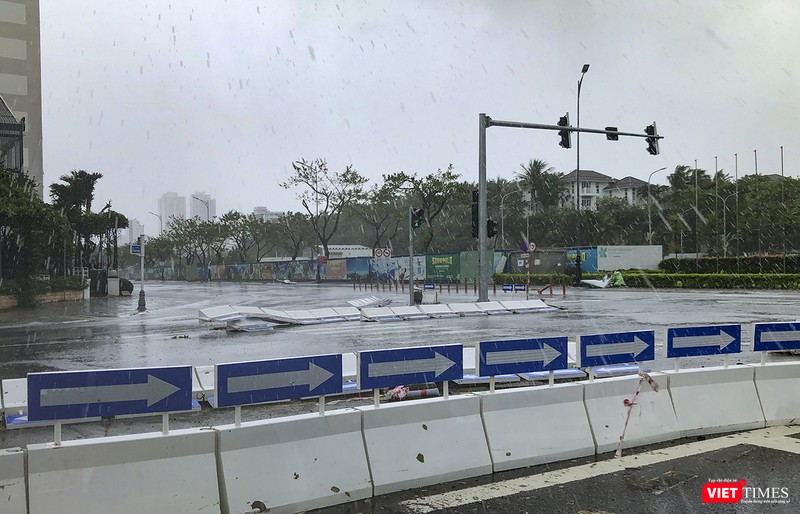 Dãi phân cách mềm bị thổi bật