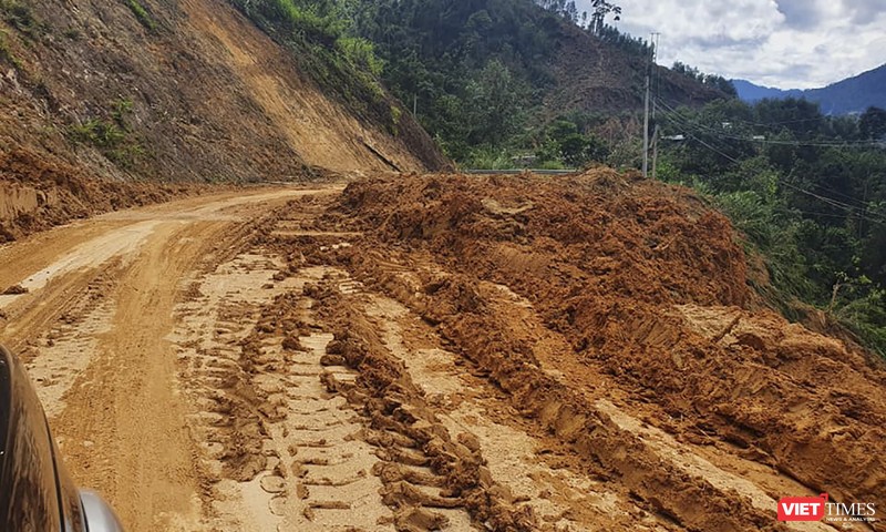 Đường giao thông khu vực miền núi bị sạt lở nghiêm trọng do mưa lũ