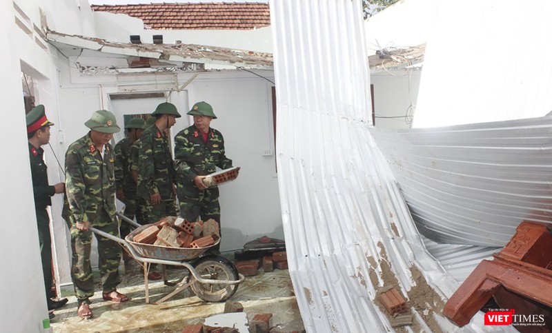 Bộ đội giúp dân khắc phục hậu quả bão số 9 Bộ đội giúp dân khắc phục hậu quả bão số 9