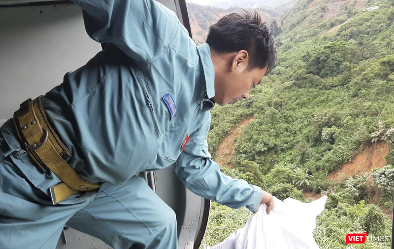 Lực lượng không quân thả hàng cứu trợ