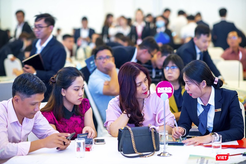 Khách hàng lắng nghe nhân viên tư vấn sản phẩm phù hợp với nhu cầu đầu tư Khách hàng lắng nghe nhân viên tư vấn sản phẩm phù hợp với nhu cầu đầu tư