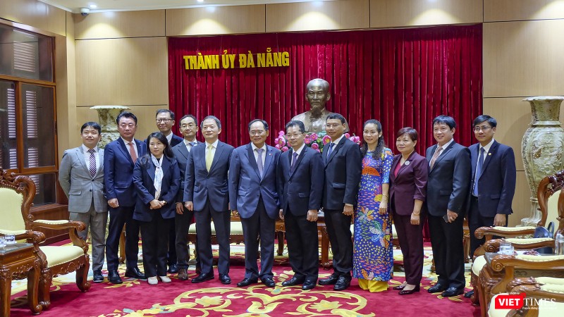 Bí thư Thành ủy Đà Nẵng Nguyễn Văn Quảng và ngài Park Noh-wan - Đại sứ đặc mệnh toàn quyền Hàn Quốc tại Việt Nam chụp ảnh lưu niệm