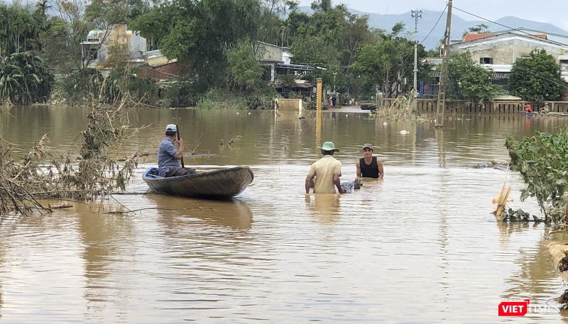 Vùng hạ du sông Vu Gia - Thu Bồn thuộc địa phận huyện Đại Lộc, Quảng Nam bị chìm sâu trong nước khi thuỷ điện xả lũ Vùng hạ du sông Vu Gia - Thu Bồn thuộc địa phận huyện Đại Lộc, Quảng Nam bị chìm sâu trong nước khi thuỷ điện xả lũ