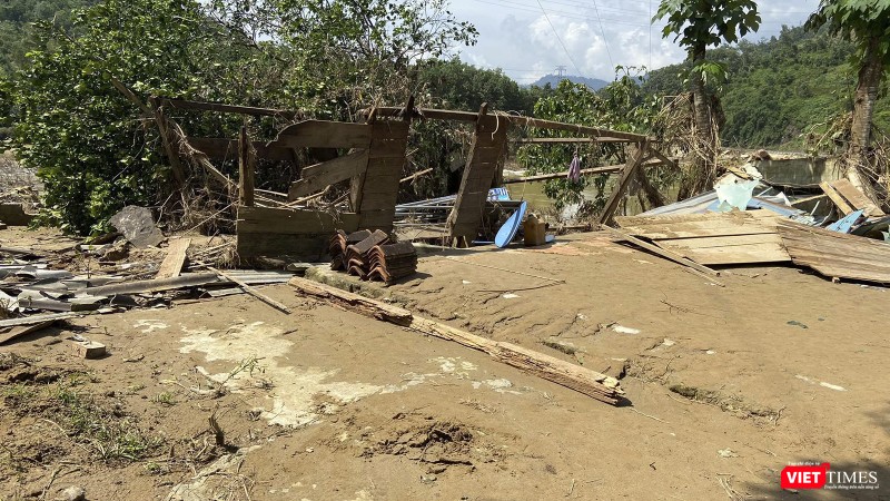 Hiện trường nhà dân vùng hạ du dưới chân đập thuỷ điện Đăk Mi 4 sau khi thuỷ điện xả lũ để điều tiết mực nước lòng hồ Hiện trường nhà dân vùng hạ du dưới chân đập thuỷ điện Đăk Mi 4 sau khi thuỷ điện xả lũ để điều tiết mực nước lòng hồ