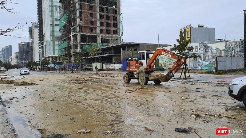 Xe máy được huy động để dọn dẹp hiện trường