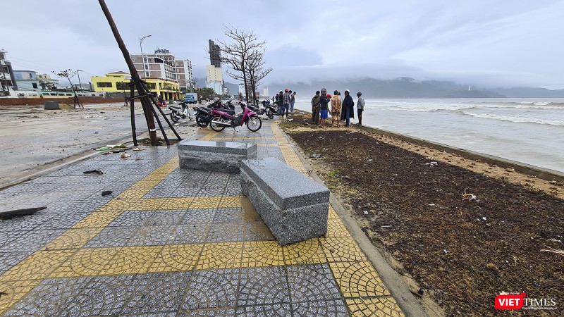 Ghế đá bị đánh xê dịch