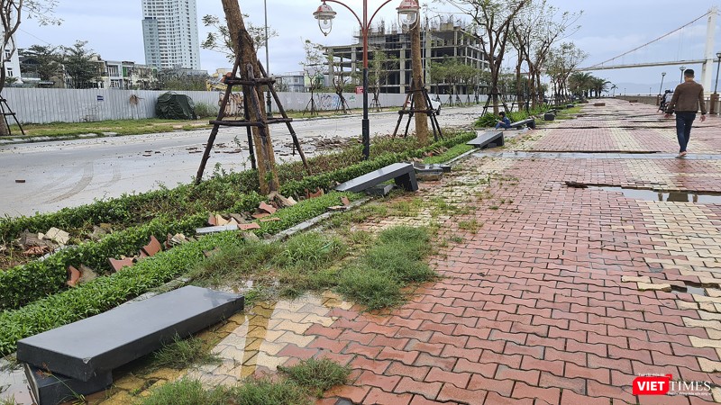 Ghế đá bị sóng đánh hư hỏng