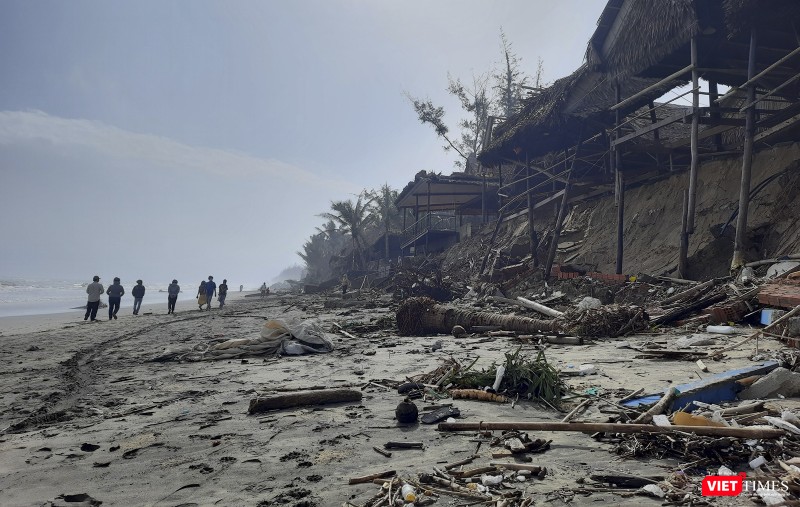 Cả khu vực dài hàng km bị sóng biển đánh tan hoang Cả khu vực dài hàng km bị sóng biển đánh tan hoang