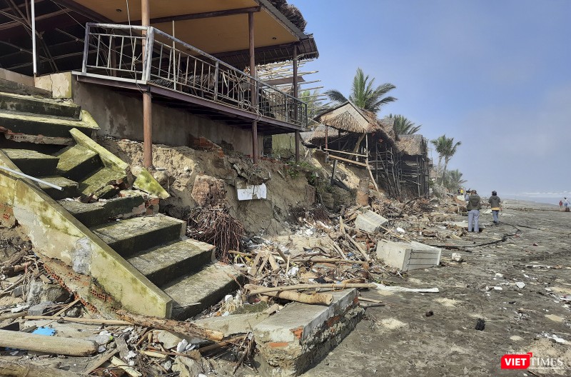 Sóng biển đánh tạo vách đất sâu đến hàng mét Sóng biển đánh tạo vách đất sâu đến hàng mét