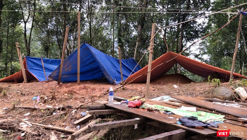 Những nấm mồ đắp vội cho những người đã khuất