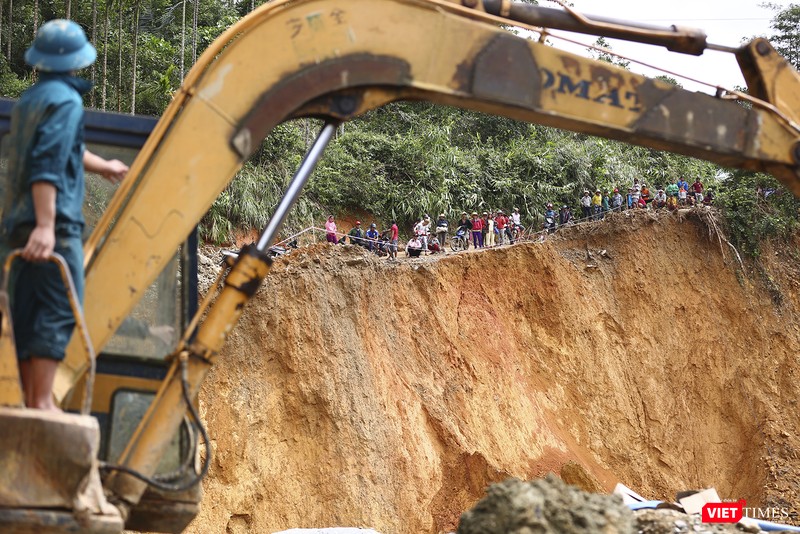 Phía bên kia vách sạt lở, người dân ngóng tin
