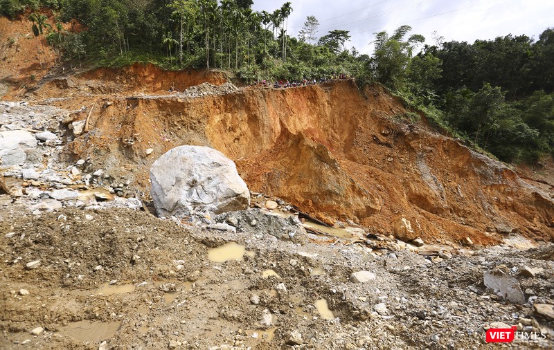 Vết xói lở tạo nên vách núi muốn nuốt chửng tất cả xuống lòng sông