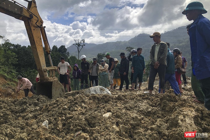 Người Trà Leng dán mắt vào từng viên đá được đào lên với hy vọng tìm thấy thi thể người thân