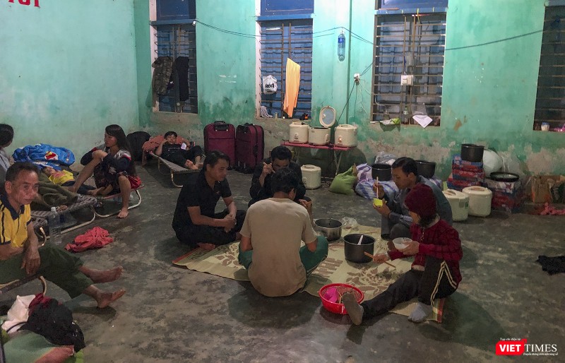 Bữa cơm trưa ăn vội để tiếp tục trở lại hiện trường của những hộ dân bị nạn