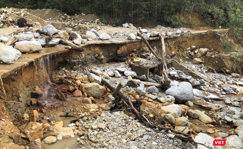 Đường đi vào hiện trường bị sạt lở nghiêm trọng