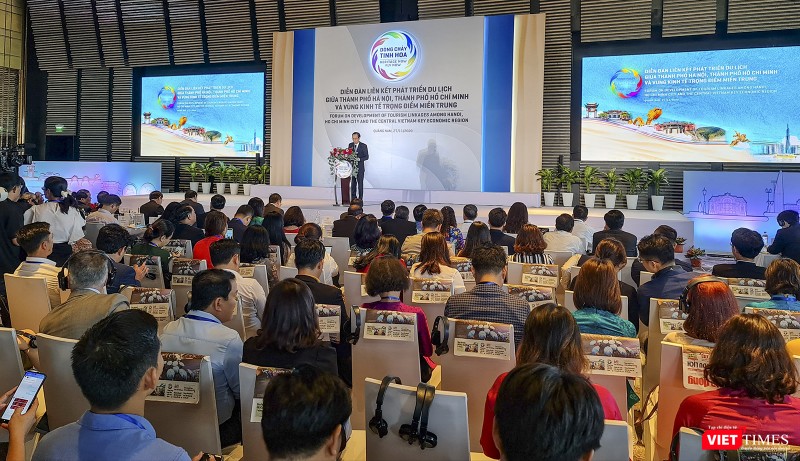 Quang cảnh sự kiện Diễn đàn liên kết phát triển du lịch giữa Hà Nội, TP. HCM và các tỉnh Vùng Kinh tế trọng điểm miền Trung mang chủ đề “Dòng chảy tinh hoa” diễn ra chiều ngày 27/11 tại Quảng Nam Quang cảnh sự kiện Diễn đàn liên kết phát triển du lịch giữa Hà Nội, TP. HCM và các tỉnh Vùng Kinh tế trọng điểm miền Trung mang chủ đề “Dòng chảy tinh hoa” diễn ra chiều ngày 27/11 tại Quảng Nam