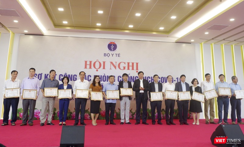 Bộ Y tế tặng bằng khen cho các đơn vị có thành tích trong công tác phòng, chống dịch COVID-19 vừa qua Bộ Y tế tặng bằng khen cho các đơn vị có thành tích trong công tác phòng, chống dịch COVID-19 vừa qua