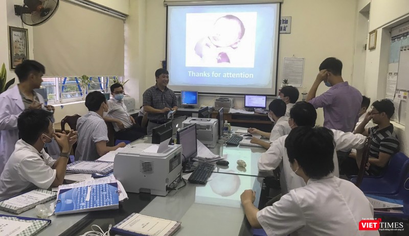 Các bác sĩ hai bệnh viện hội chẩn trực tuyến (ảnh Minh Hiền)