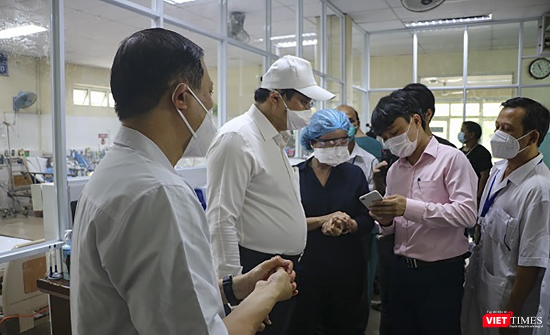 Ông Huỳnh Đức Thơ kiểm tra công tác điều trị bệnh nhân mắc COVID-19 trong thời điểm Đà Nẵng bùng phát dịch đợt 2 (ảnh Lê Hoa) Ông Huỳnh Đức Thơ kiểm tra công tác điều trị bệnh nhân mắc COVID-19 trong thời điểm Đà Nẵng bùng phát dịch đợt 2 (ảnh Lê Hoa)