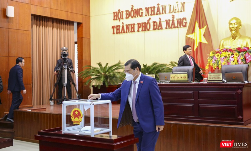 Ông Huỳnh Đức Thơ, nguyên Chủ tịch UBND TP Đà Nẵng bỏ phiếu bầu ông Lê Trung Chinh giữ vị trí Chủ tịch UBND TP Đà Nẵng khoá IX, nhiệm kỳ 2016-2021 Ông Huỳnh Đức Thơ, nguyên Chủ tịch UBND TP Đà Nẵng bỏ phiếu bầu ông Lê Trung Chinh giữ vị trí Chủ tịch UBND TP Đà Nẵng khoá IX, nhiệm kỳ 2016-2021