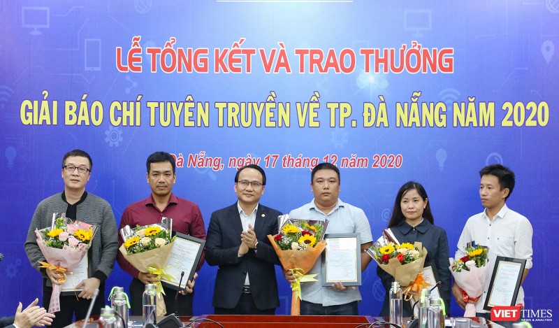 Các tác giả đoạt giải trong nhóm đề tài tuyên truyền về Chương trình “Đà Nẵng - Thành phố 4 an”