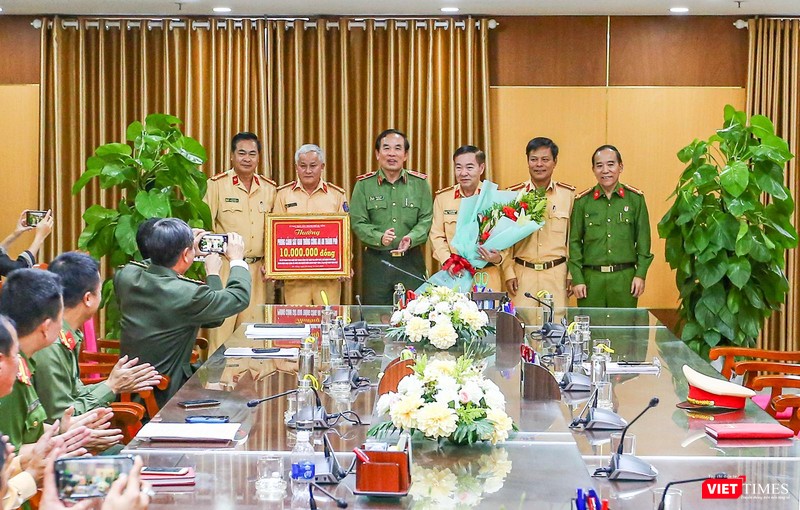 Thiếu tướng Vũ Xuân Viên - Giám đốc Công an TP Đà Nẵng trao khen thưởng cho lực lượng CSGT vì đã có thành tích trong đấu tranh, ngăn chặn các hành vi nhập cảnh trái phép vào Đà Nẵng