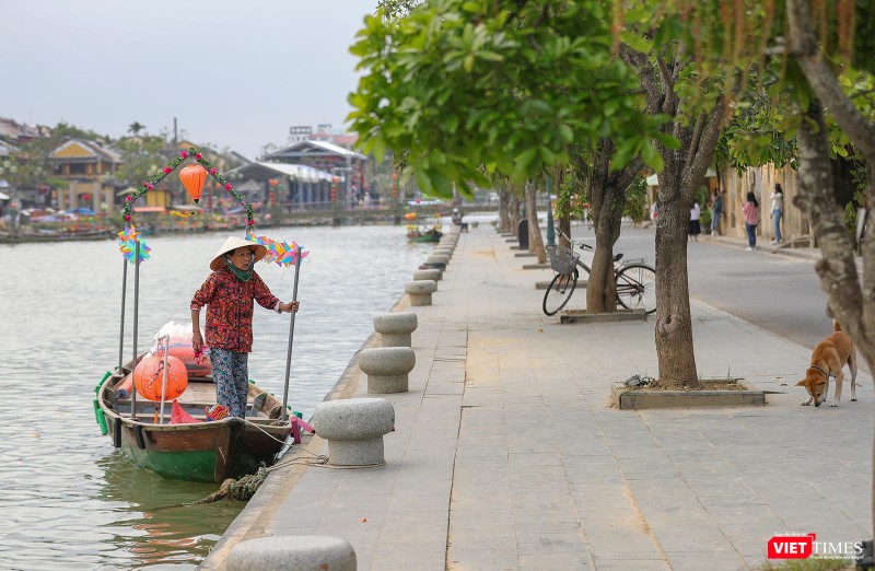 Chờ khách du thuyển