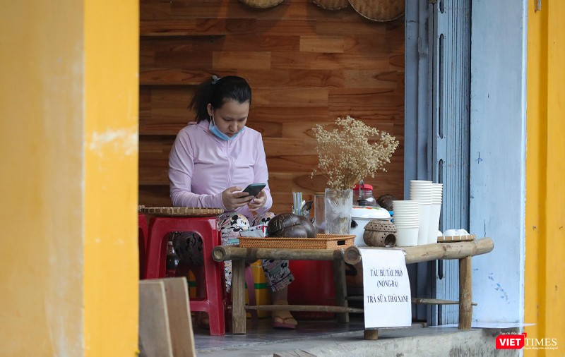 Chờ khách mua hàng