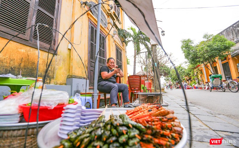 Gánh bán những món ăn địa phương