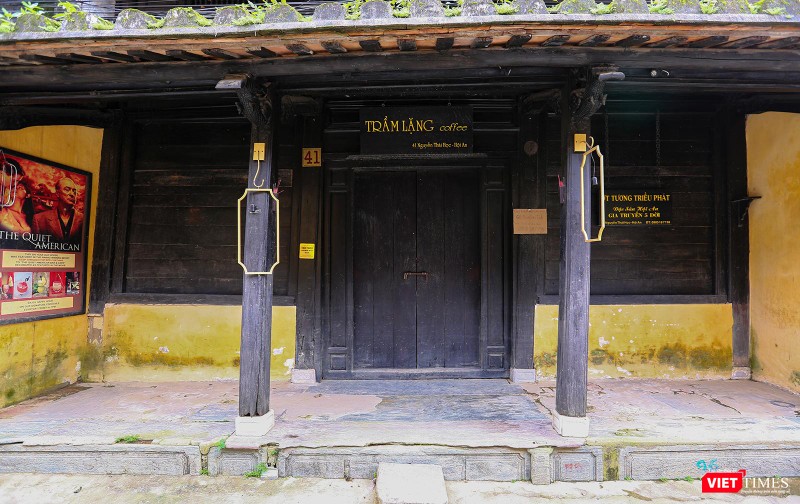 Hàng quán cửa đóng then cài