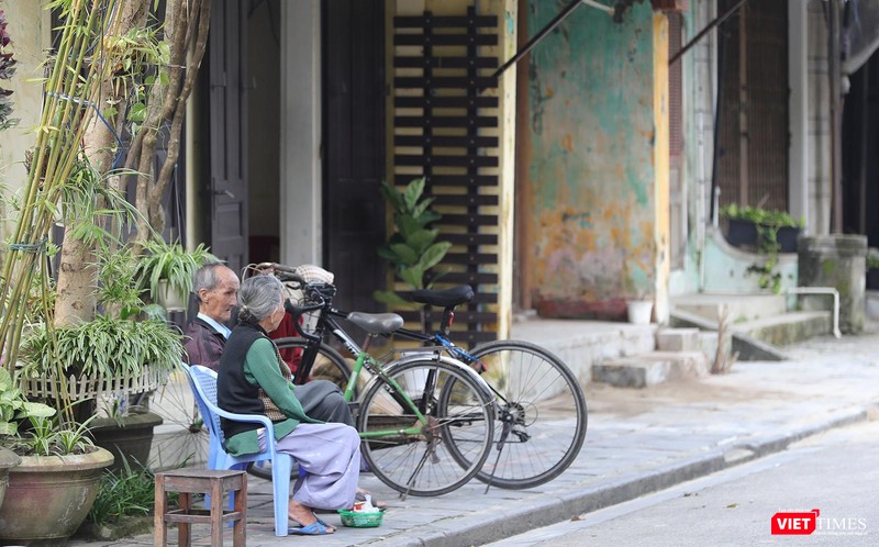 Những người già hóng mát và trò chuyện