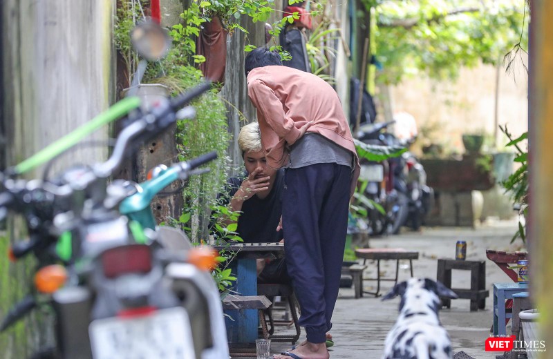 Phía trong các con hẻm nhỏ là cuộc sống đời thường của người Hội An với thú vui đọc sách, đánh cờ...