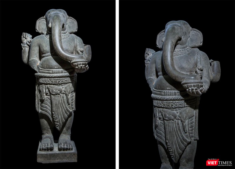 Tượng Thần Ganesha được làm bằng chất liệu sa thạch có niên đại từ thế kỷ thứ VII, được phát hiện vào năm 1903 bởi Viện Viễn Đông Bác cổ Pháp (EFEO)