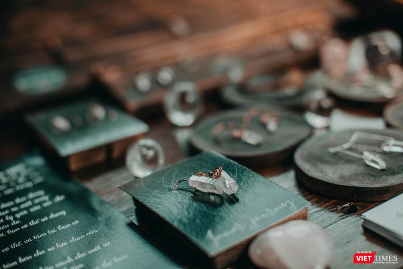 Cận cảnh sản phẩm trang sức đá chế tác bằng tay