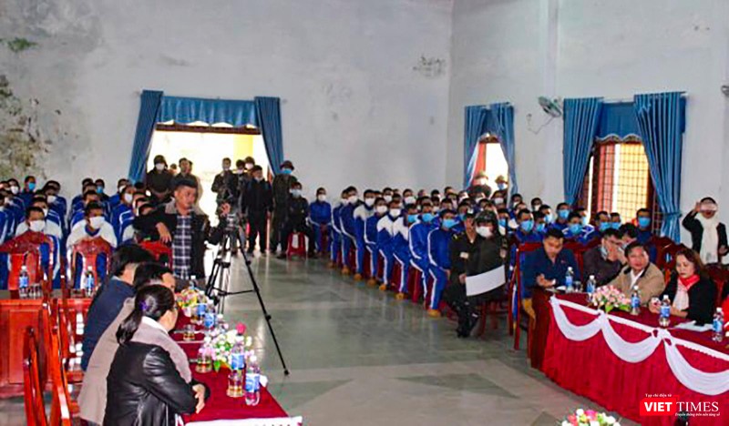 Chủ tịch UBND tỉnh Quảng Nam trò chuyện với các học viên tại Trung tâm Cai nghiện ma túy